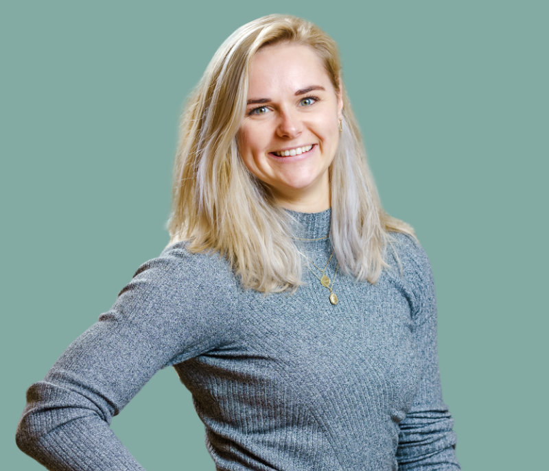 De eigenaar van de website, een vrouw genaamd Linde die blij kijkt met haar hand in haar zij.